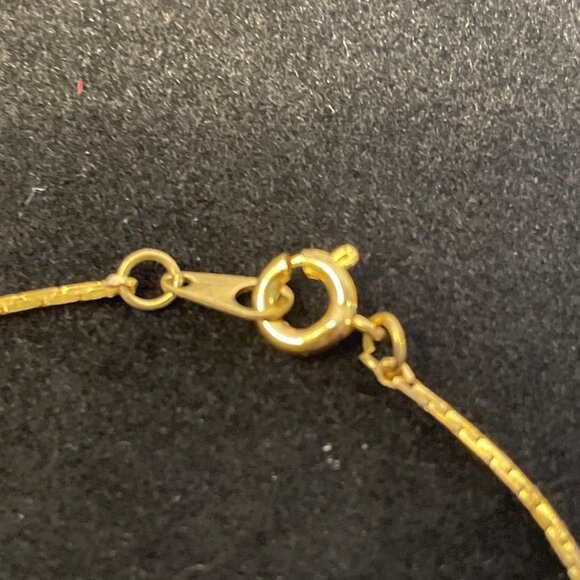 Gold Tone Bracelet with 3 Faux Pearls Elegant 7 inch Lobster Clasp - Picture 3 of 7